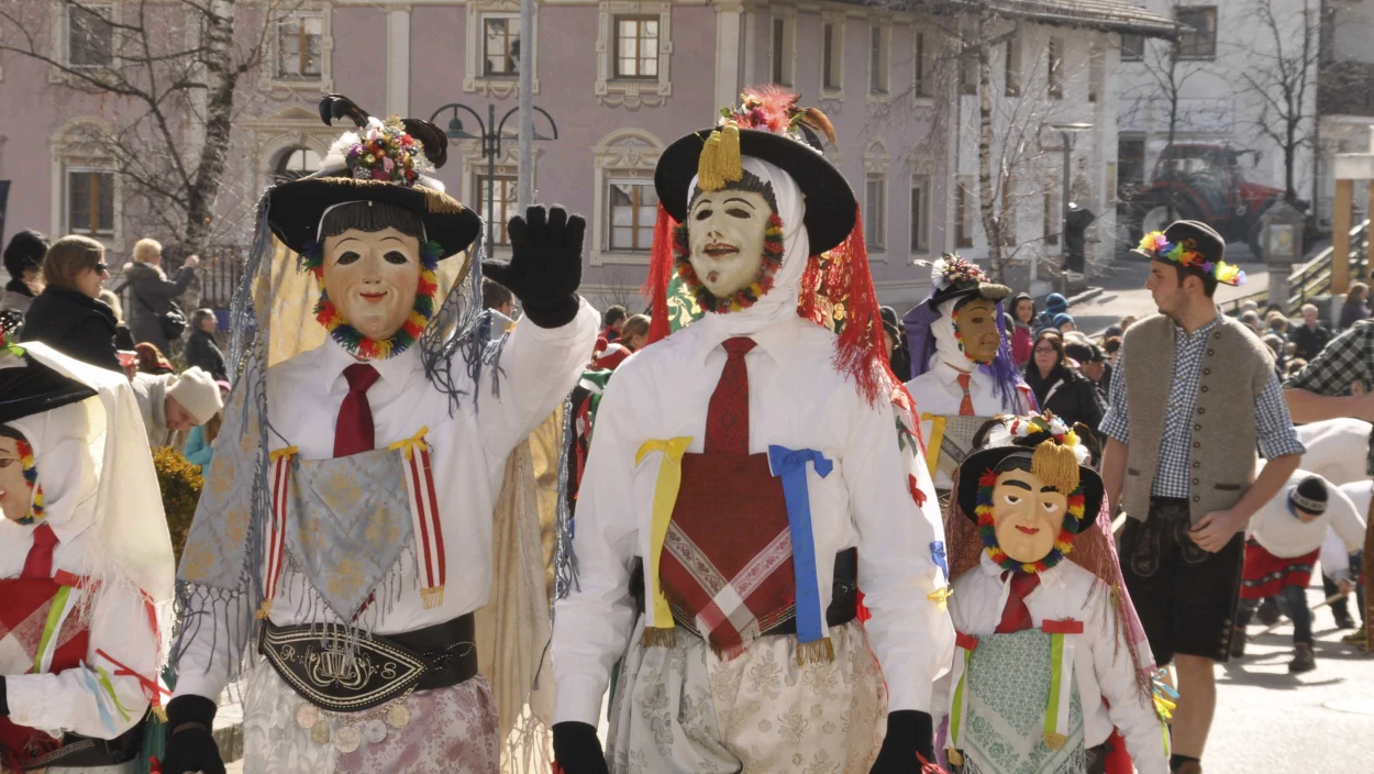 Das Feuer weitergeben - unsere Winterbräuche (1/2)