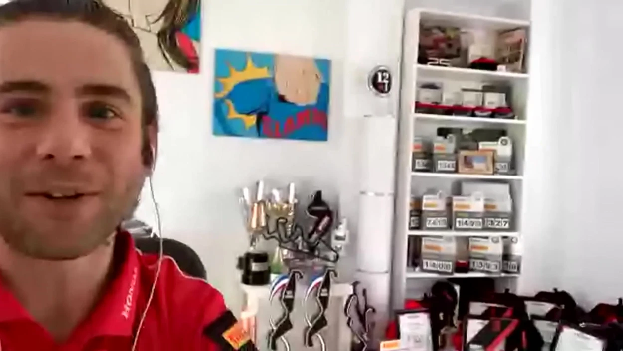 Homeoffice: Alvaro Bautista zeigt seine Trophäen