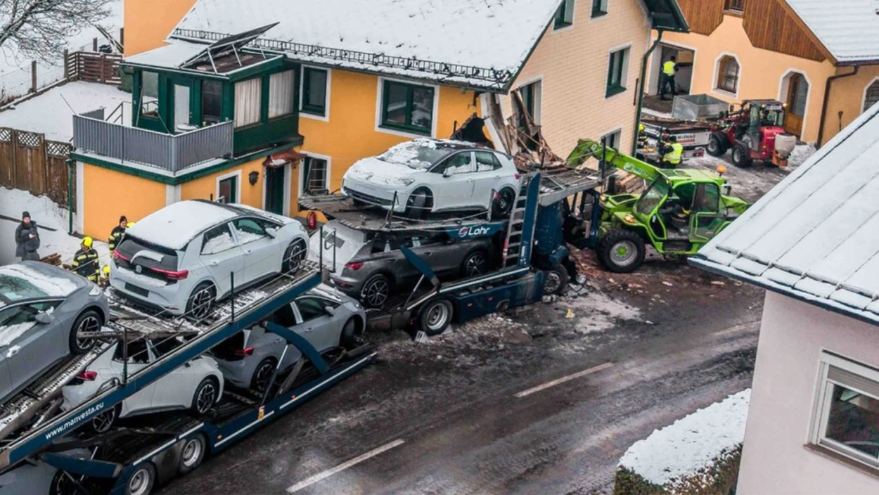 Wintereinbruch: LKW kracht in Haus, zahlreiche Unfälle auf schneeglatten Straßen