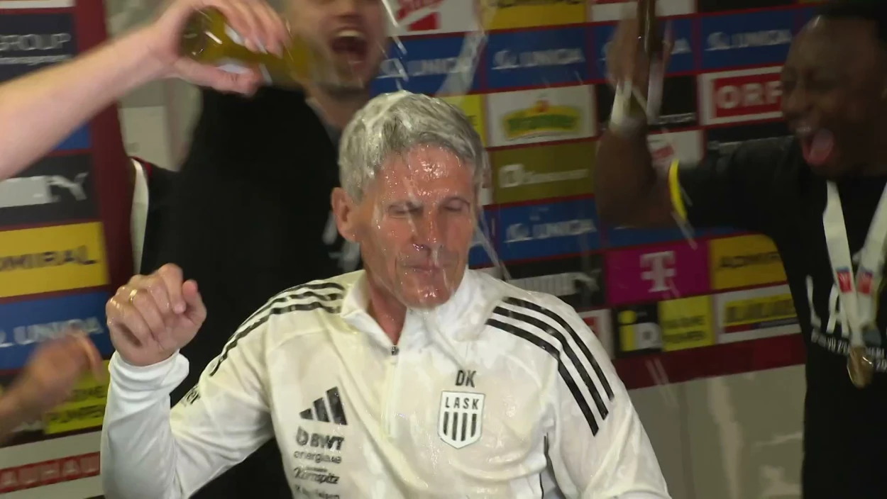 ÖFB-Cupfinale: Bierdusche während der Interviews