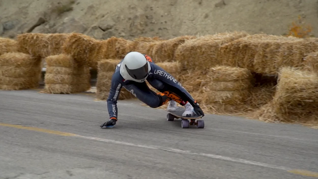 Mutige Downhill-Skater
