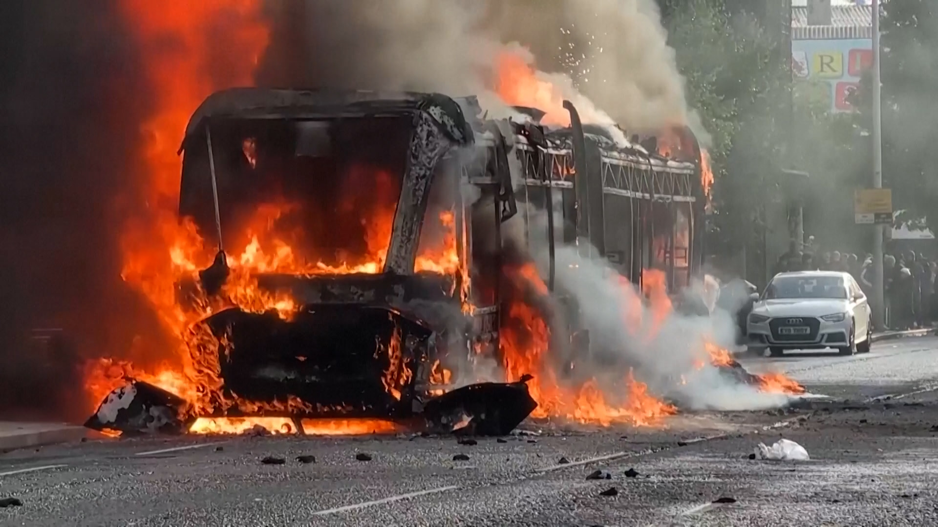 Nach Schock-Video: Krawalle in Belfast | Servus Nachrichten in 90 Sekunden