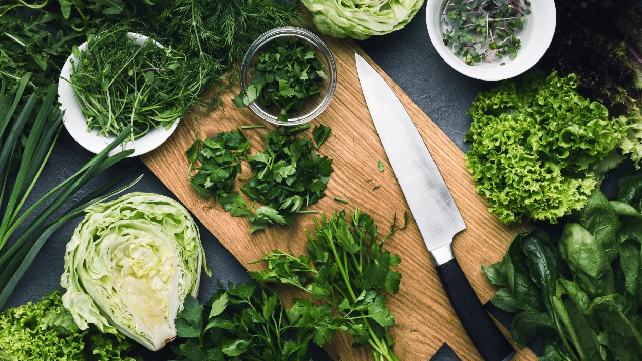 Hochbeet-Rezept: Frische Ernte trifft regionales Salatdressing