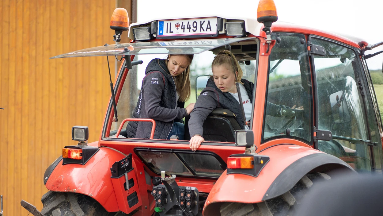 Das Inntal im Frühling: Schwestern am Traktor