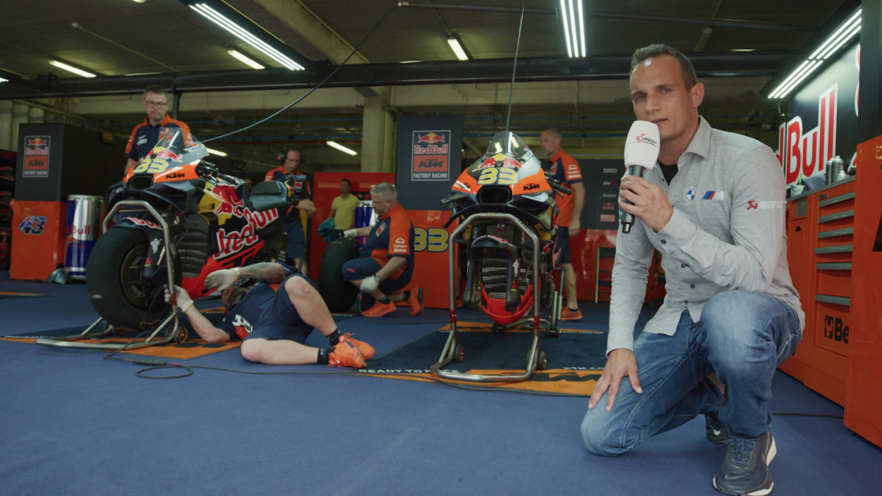 Alex Hofmann inspiziert die neuen MotoGP-Bikes