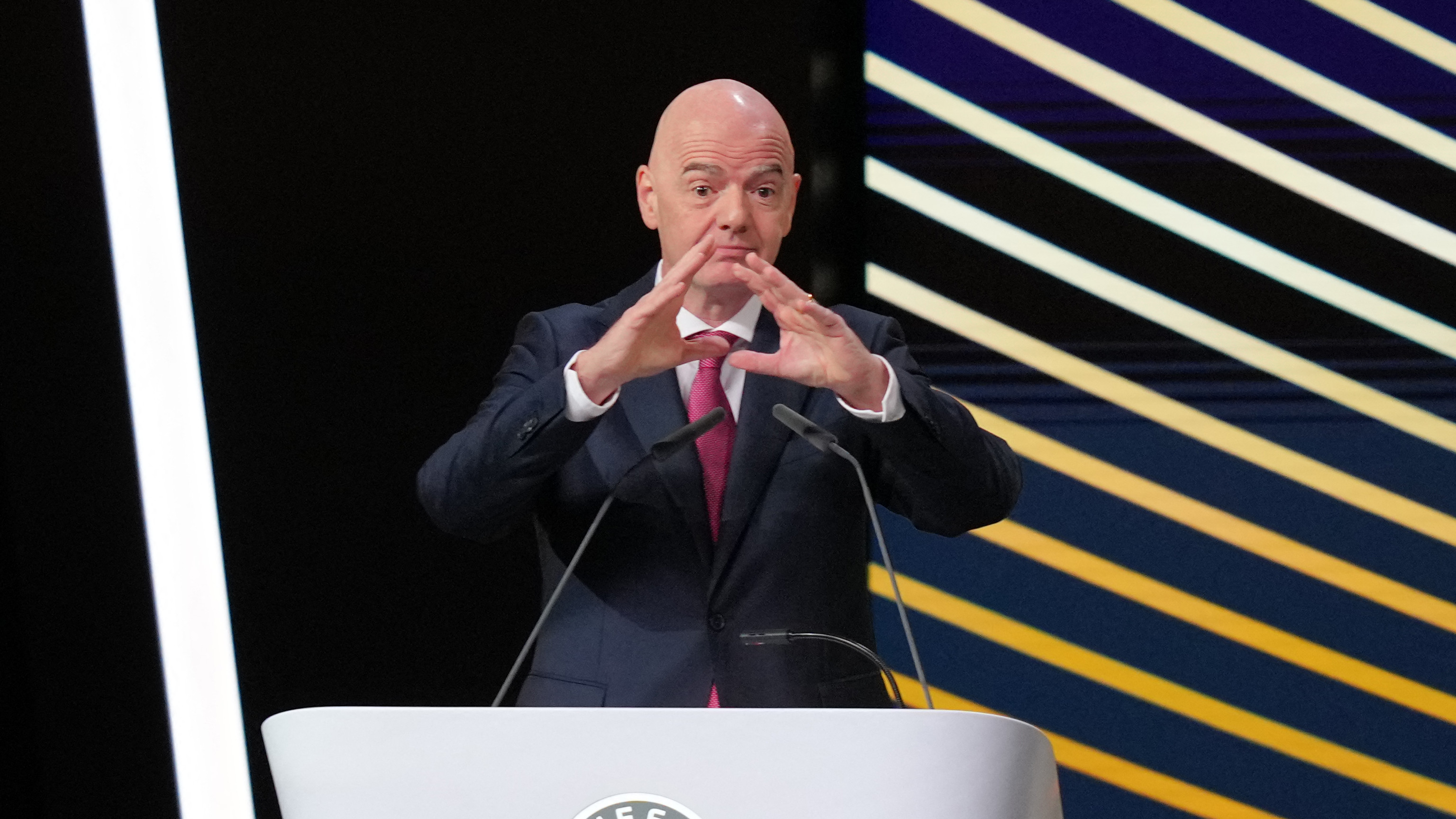 UEFA droht Infantino | Servus Nachrichten in 90 Sekunden