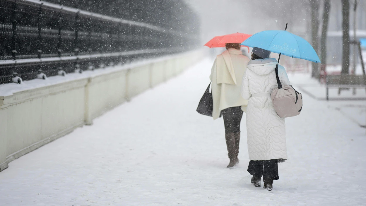 Blitzeis-Warnungen in Österreich: Neuschnee sorgt für Freude - und Unfälle auf den Straßen