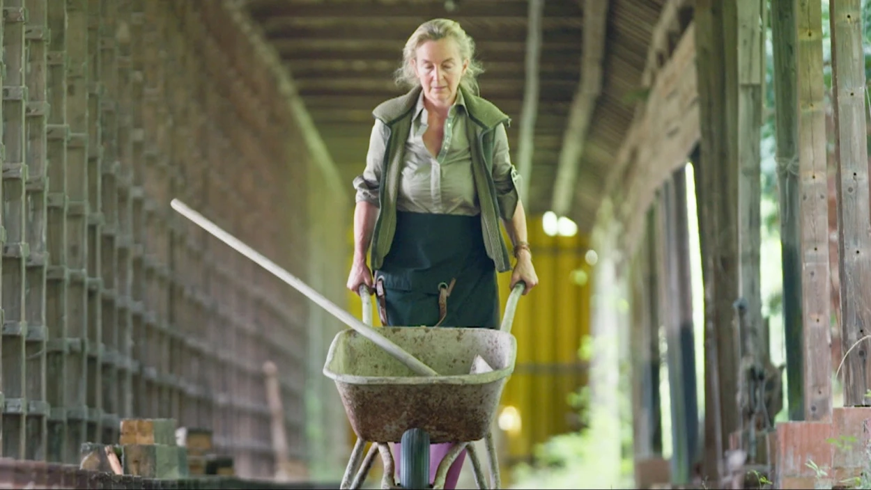 Traditionelle Ziegelherstellung: Handarbeit für Weinkeller in Pottenbrunn