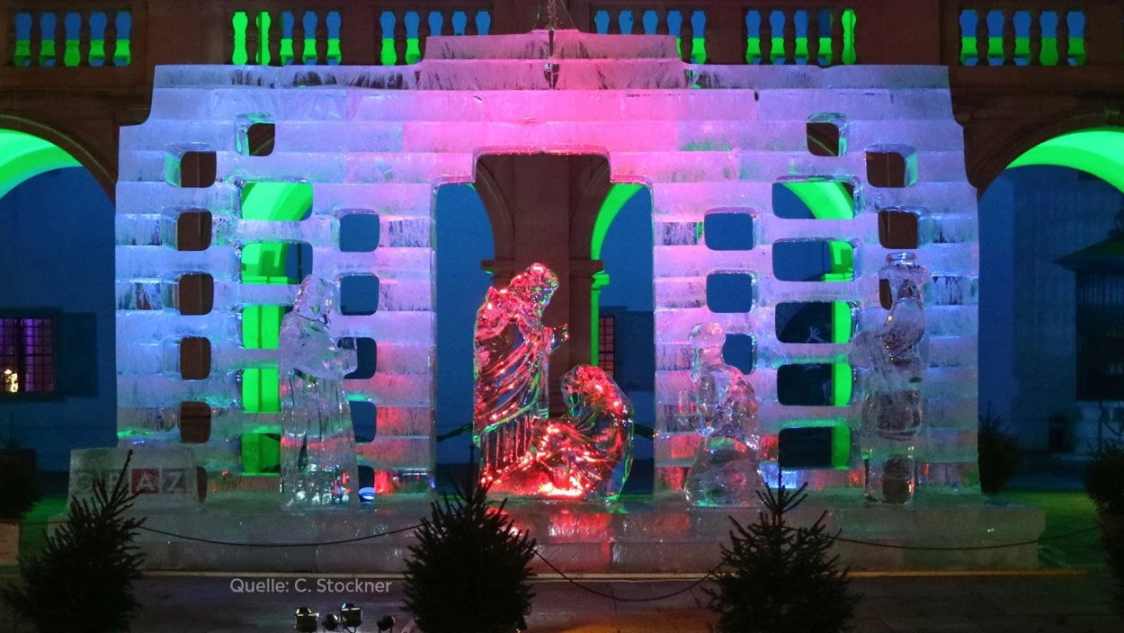 Eisschnitzer fertigen die Grazer Eiskrippe an