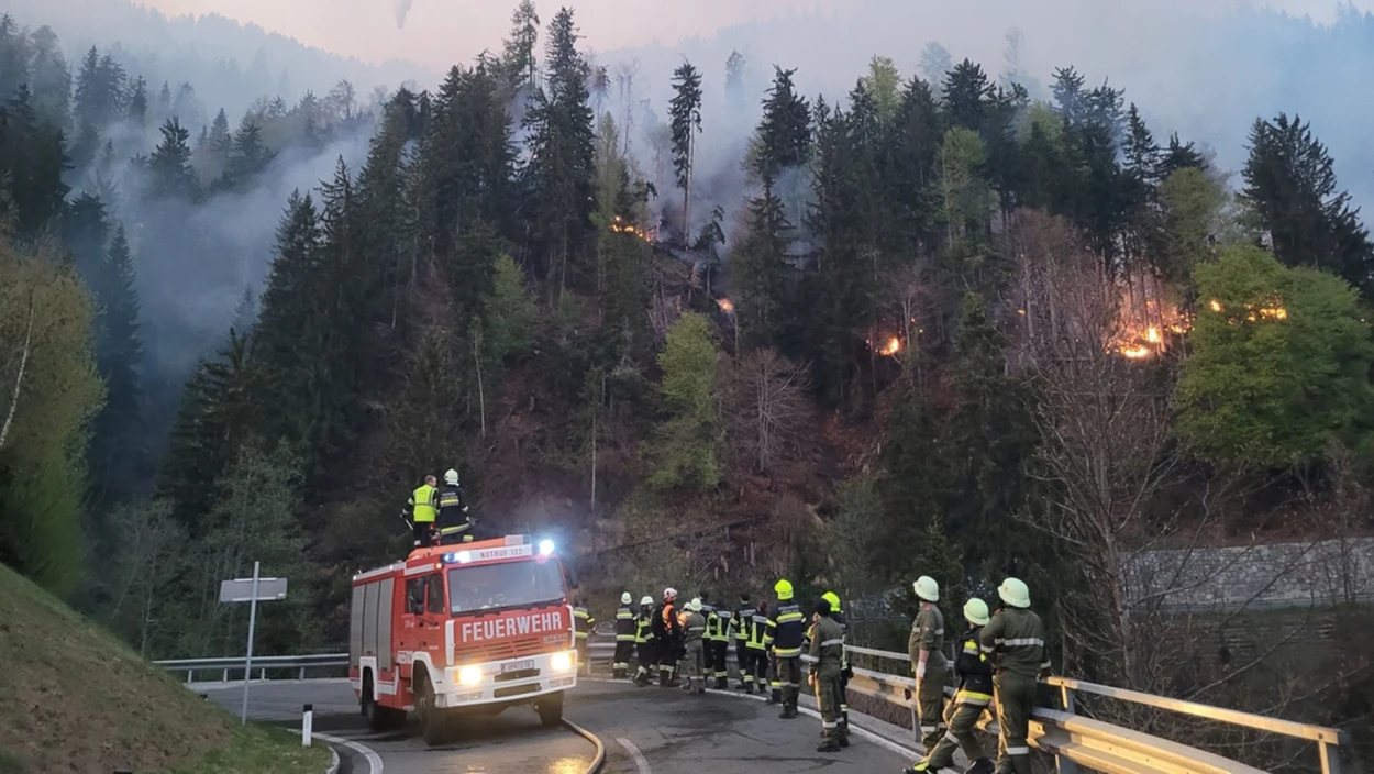 Hartnäckiger Waldbrand in Kärnten: Einsatzkräfte erwarten noch tagelangen Kampf