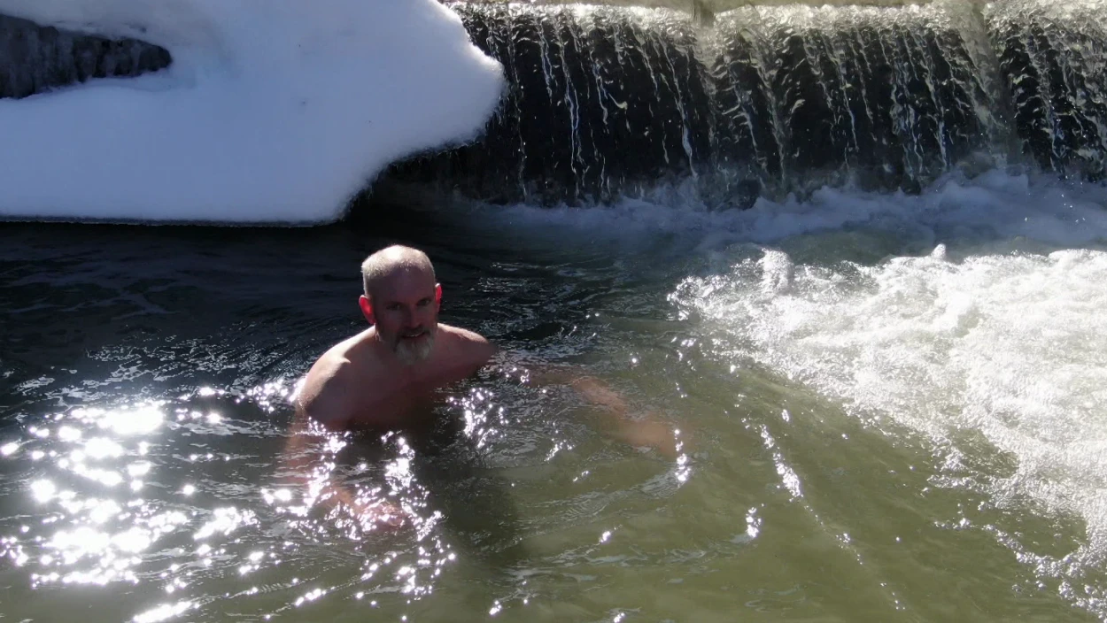 Extremes Mittel: Tiroler bekämpft Schmerzen mit Kältebad