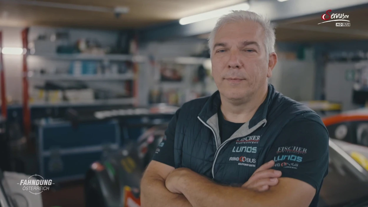 Ersthelfer rettet Jugendliche aus brennendem E-Auto