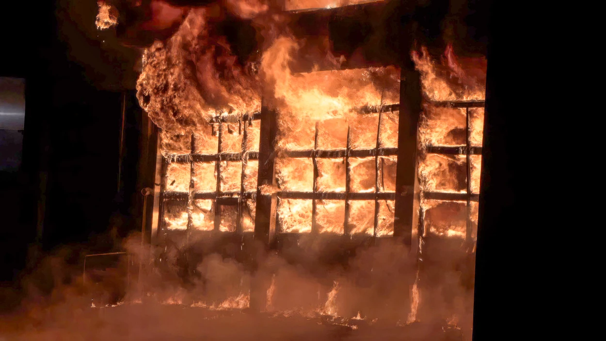 Großbrand in Dornbirn: Einsatzkräfte kämpfen mit schwierigen Löscharbeiten