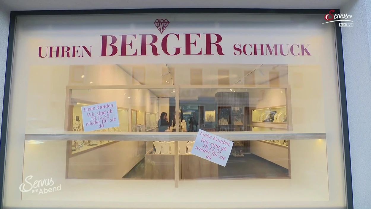 Diebe rasen mit gestohlenem Auto in Juweliergeschäft