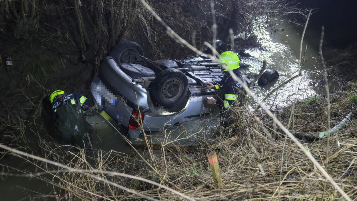 Polizist rettet Autofahrerin vor dem Ertrinken