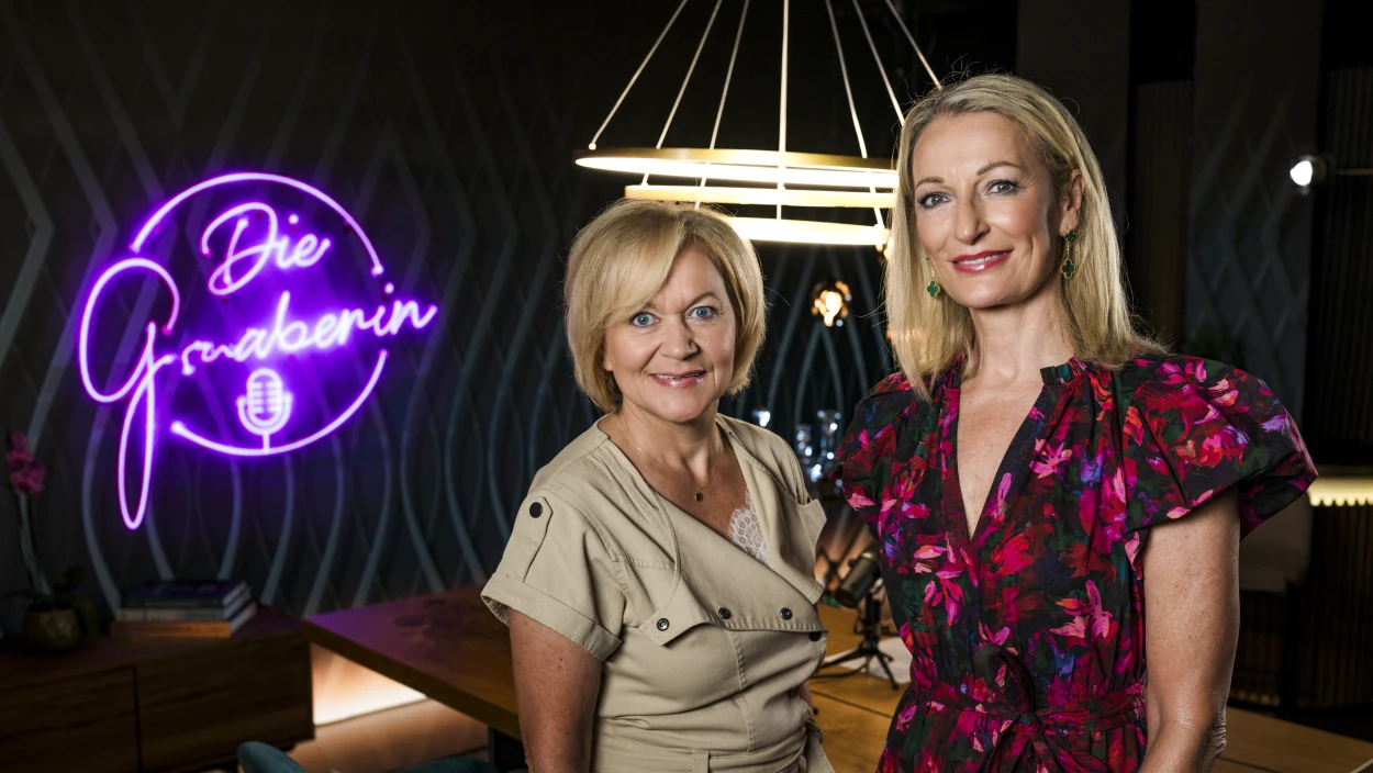 Mit Monika Gruber und der Lehrerin Susanne Wiesinger