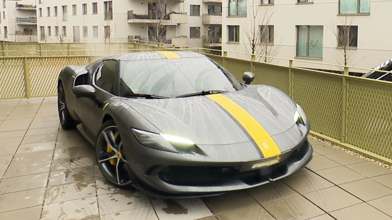 Echt schräg: Was macht ein 830-PS-Ferrari auf dem Balkon?