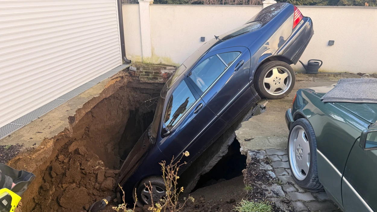 Erde gibt nach in Hollabrunn: Mercedes verschwindet in riesigem Loch