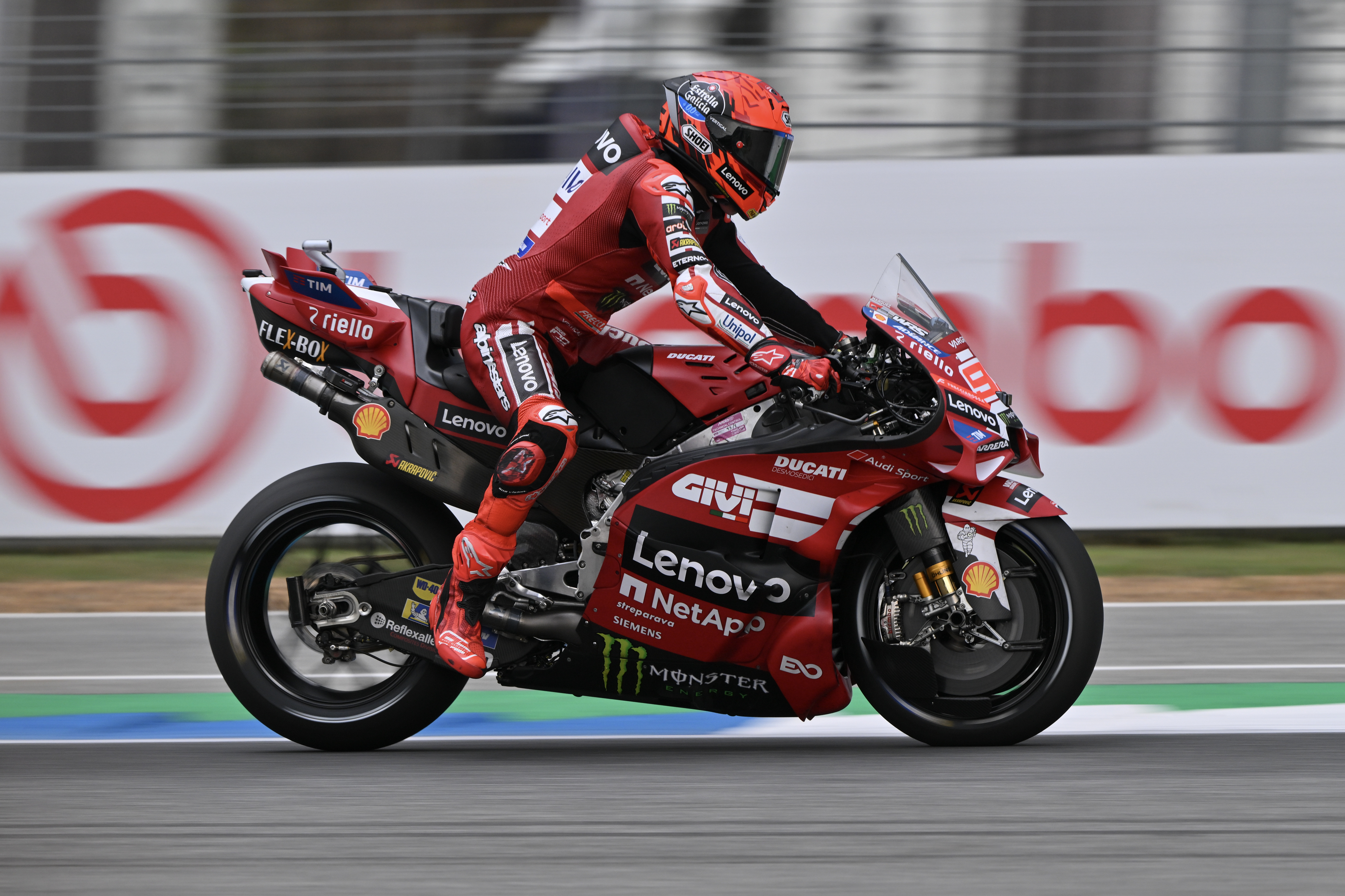 Austin: Int. Livestream