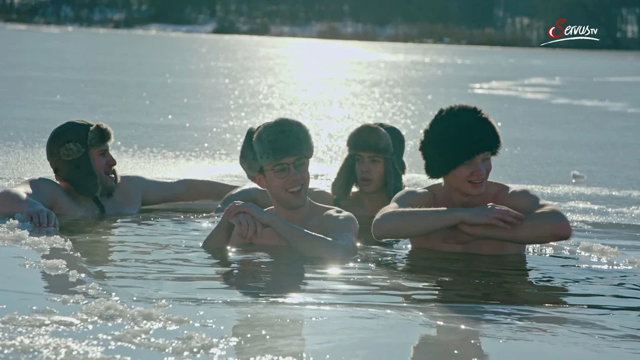 Junge Draufgänger baden im zugefroreren großen Ritzensee
