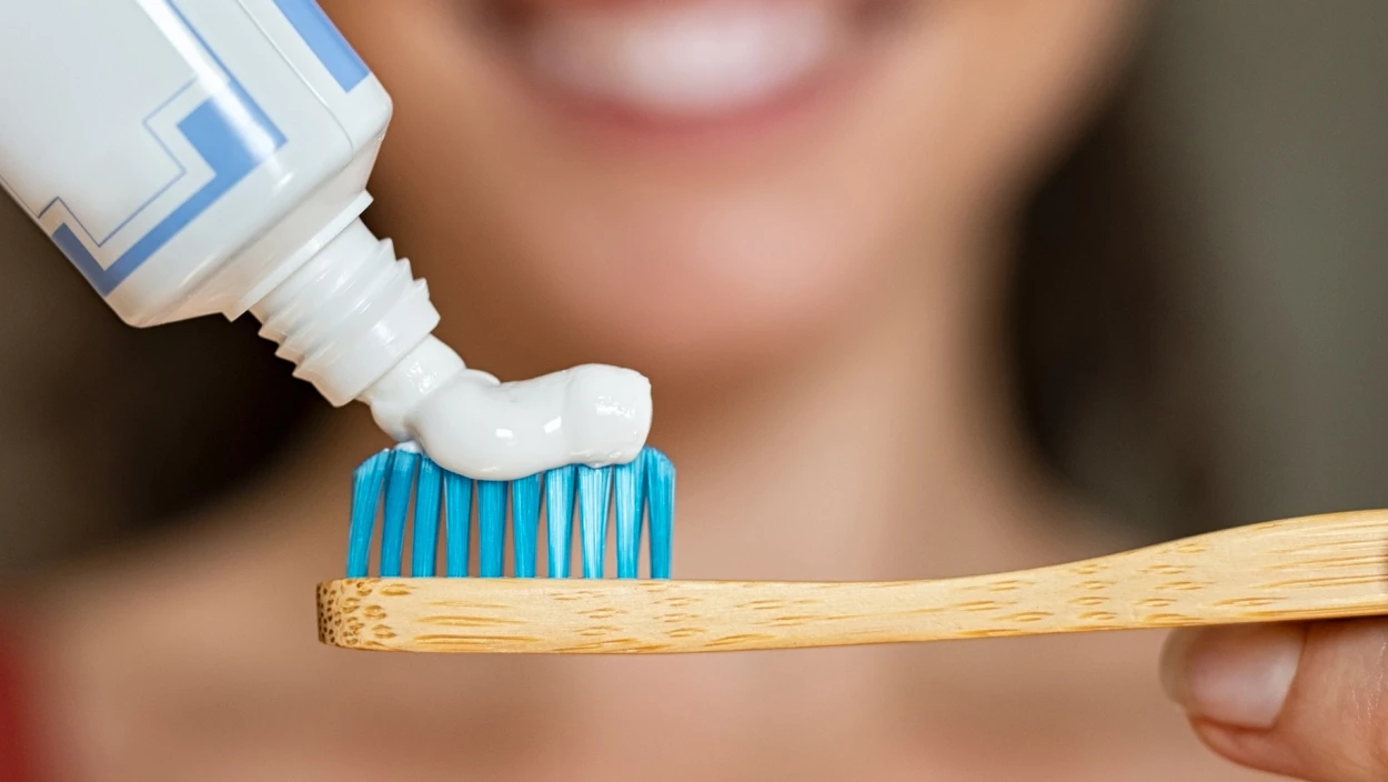 Gefährlicher Trend? Zahnarzt warnt vor schädlichen Weißmacher-Zahnpasten