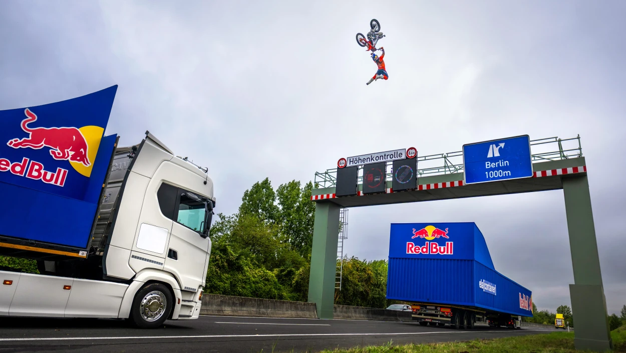 Autobahn-Action: Luc Ackermann fliegt über die Höhenkontrolle
