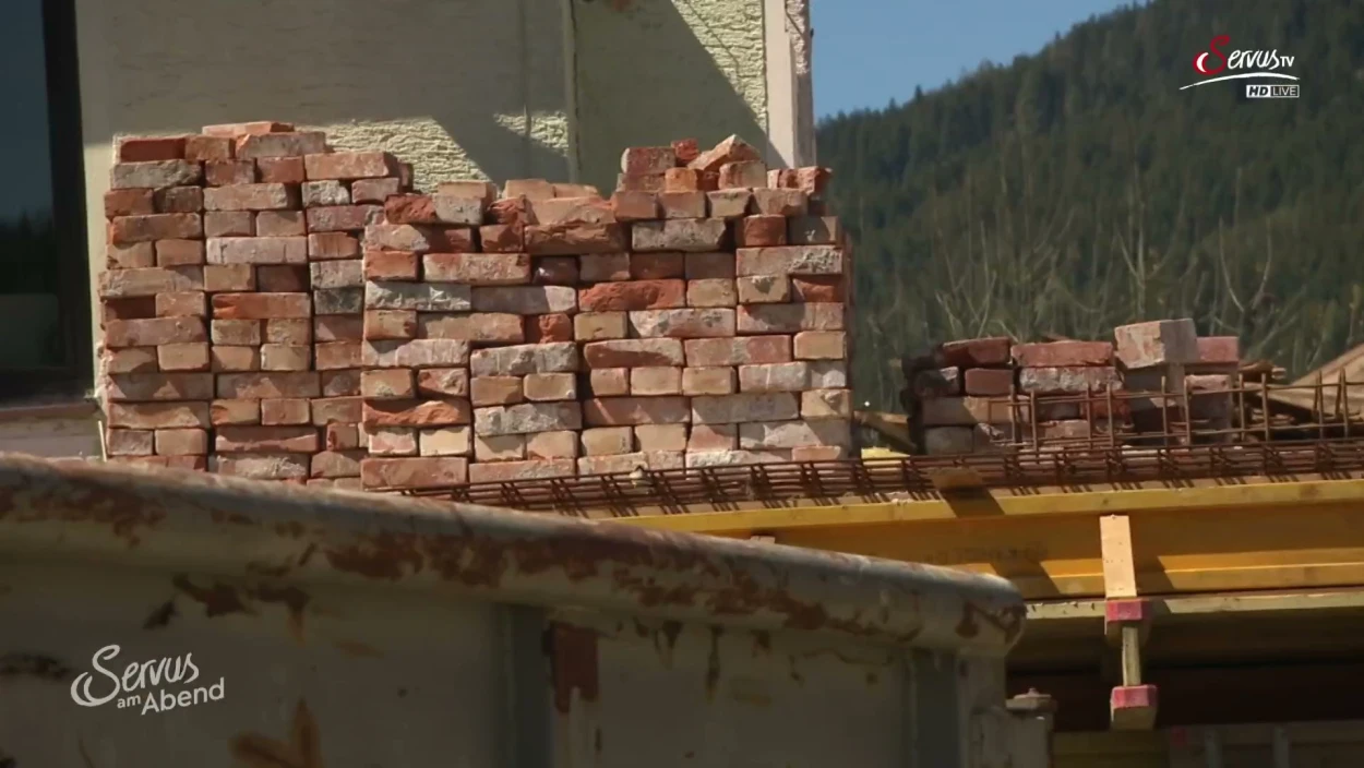 Haus stürzt fast auf B320: Familie verliert ihr Zuhause