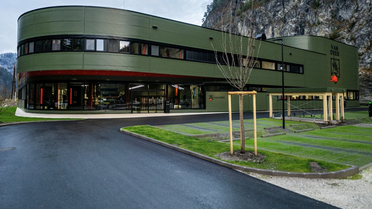 Modernste Skifabrik der Welt: Das neue Headquarter von VAN DEER-Red Bull Sports