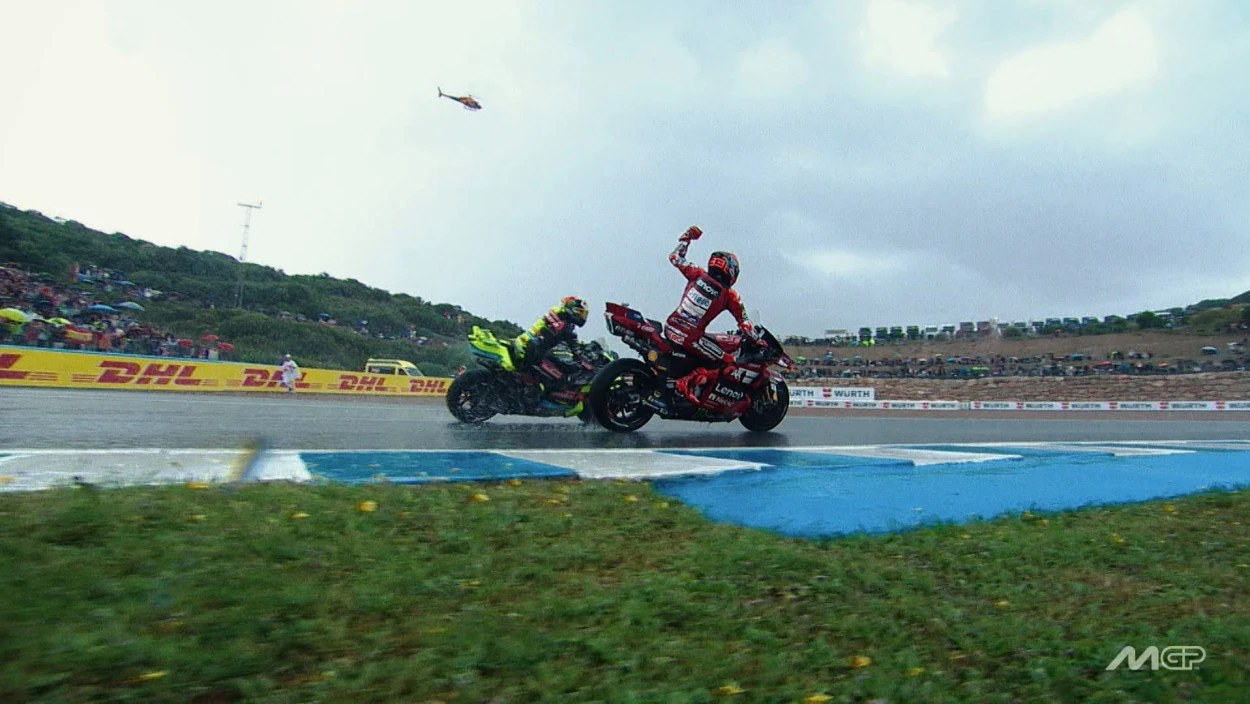 Ein Chaos Sprint mit Sturzdramen der Topfahrer in Jerez