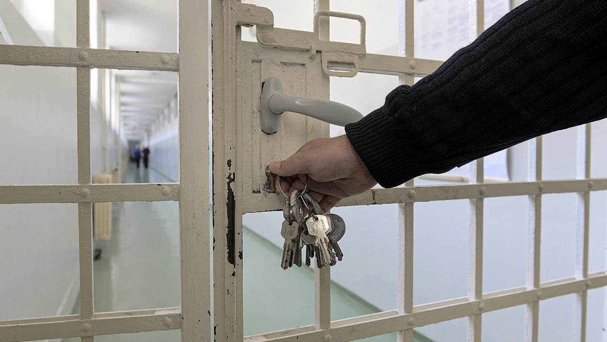 Krise in Österreichs Gefängnissen: Personalmangel, Gewalt und Pläne für Reformen