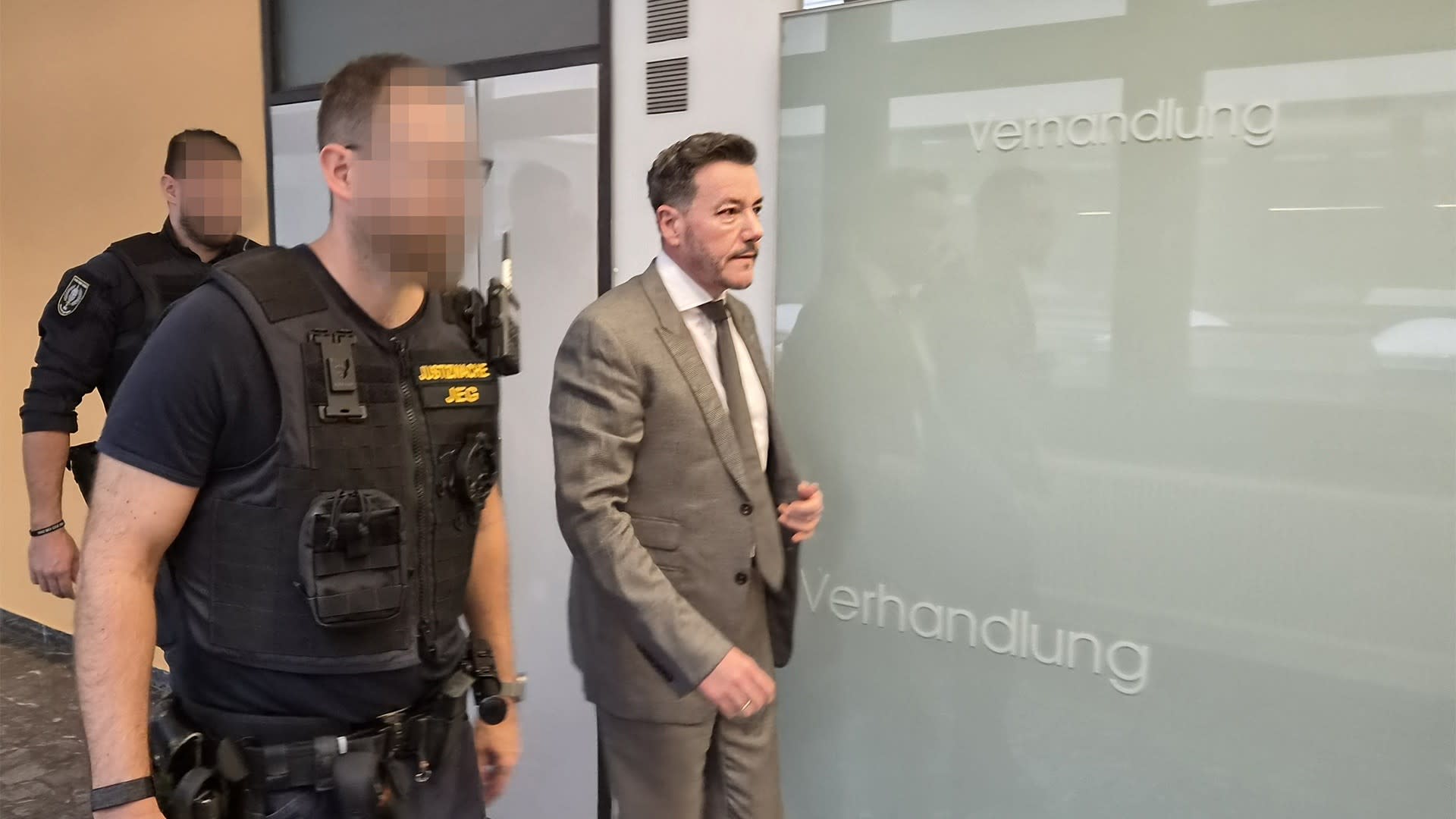 Benko: U-Haft mit Fußfessel | Servus um 3