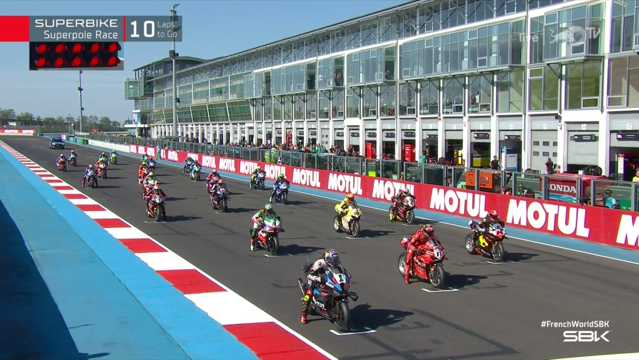 Magny-Cours: Duell Bulega vs. Toprak kurz nach dem Start