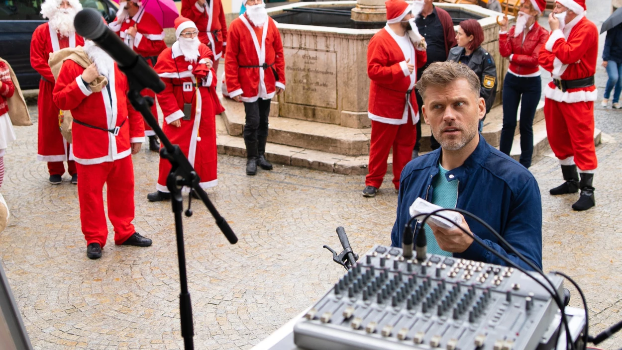 Weihnachtsmänner im Sommer