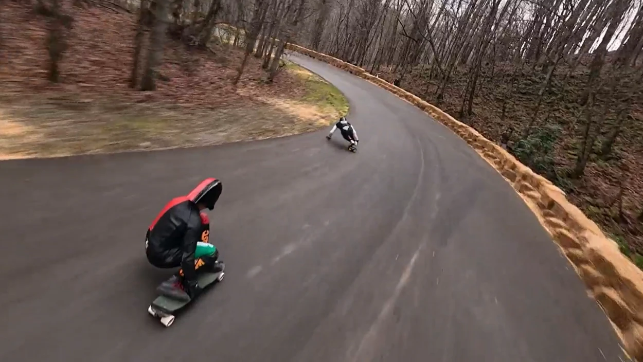 Rasante Skateboard-Abfahrt