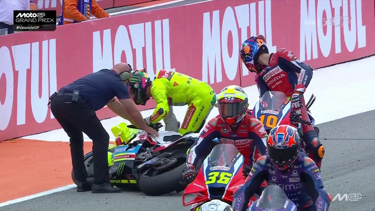Kuriose Startszene: Morbidelli stürzt in der Startaufstellung