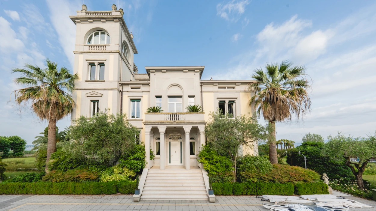 Verkäufe und Versteigerungen