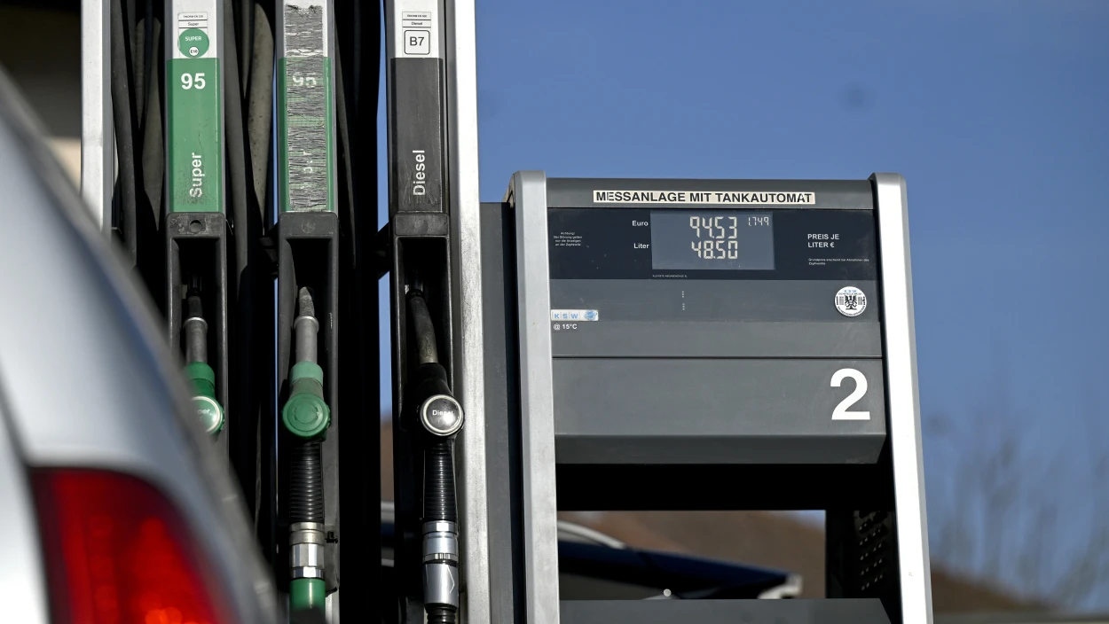 Spritpreisbremse fix: Regierung senkt Steuer und begrenzt Gewinne von Raffinerien & Tankstellen