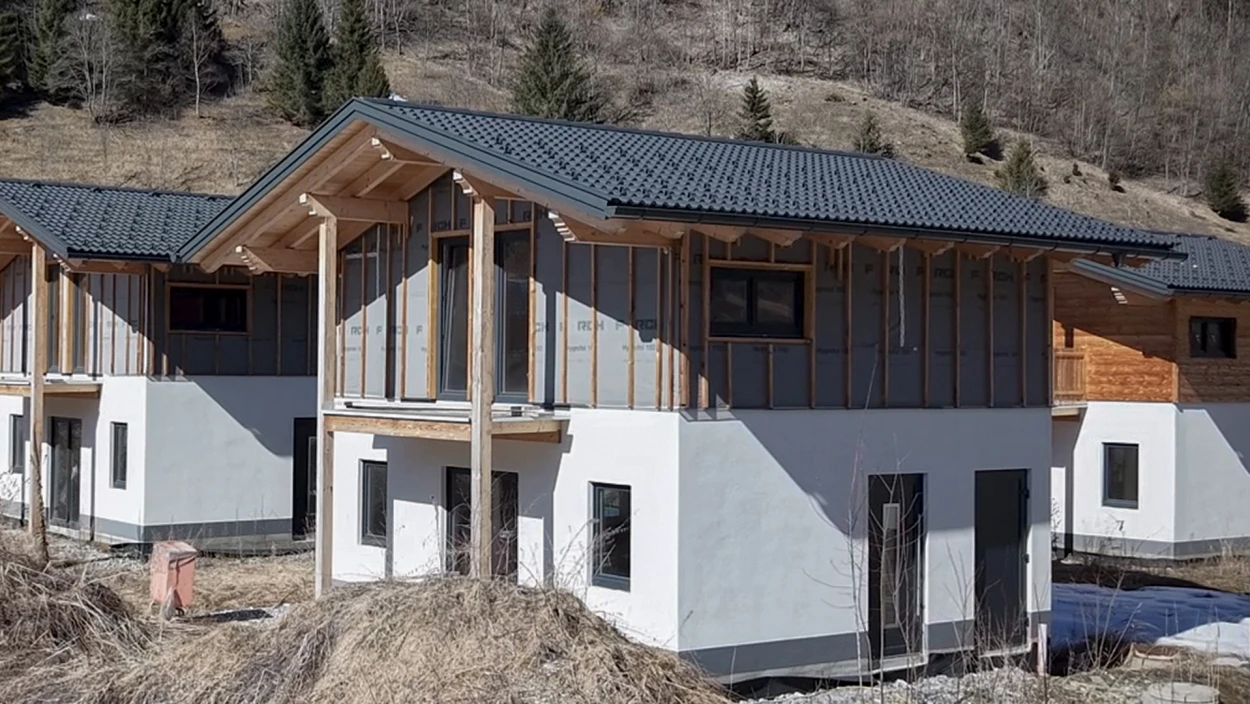 Stillstand im Chaletdorf: XXL-Baustelle in Rauris spaltet Gemeinde und Bauherr