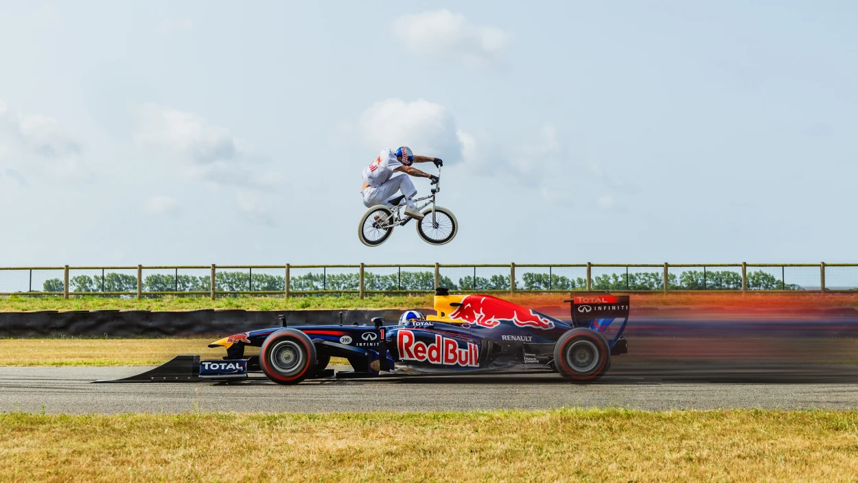 Spektakulärer Stunt: BMX-Profi springt über ein fahrendes F1-Auto