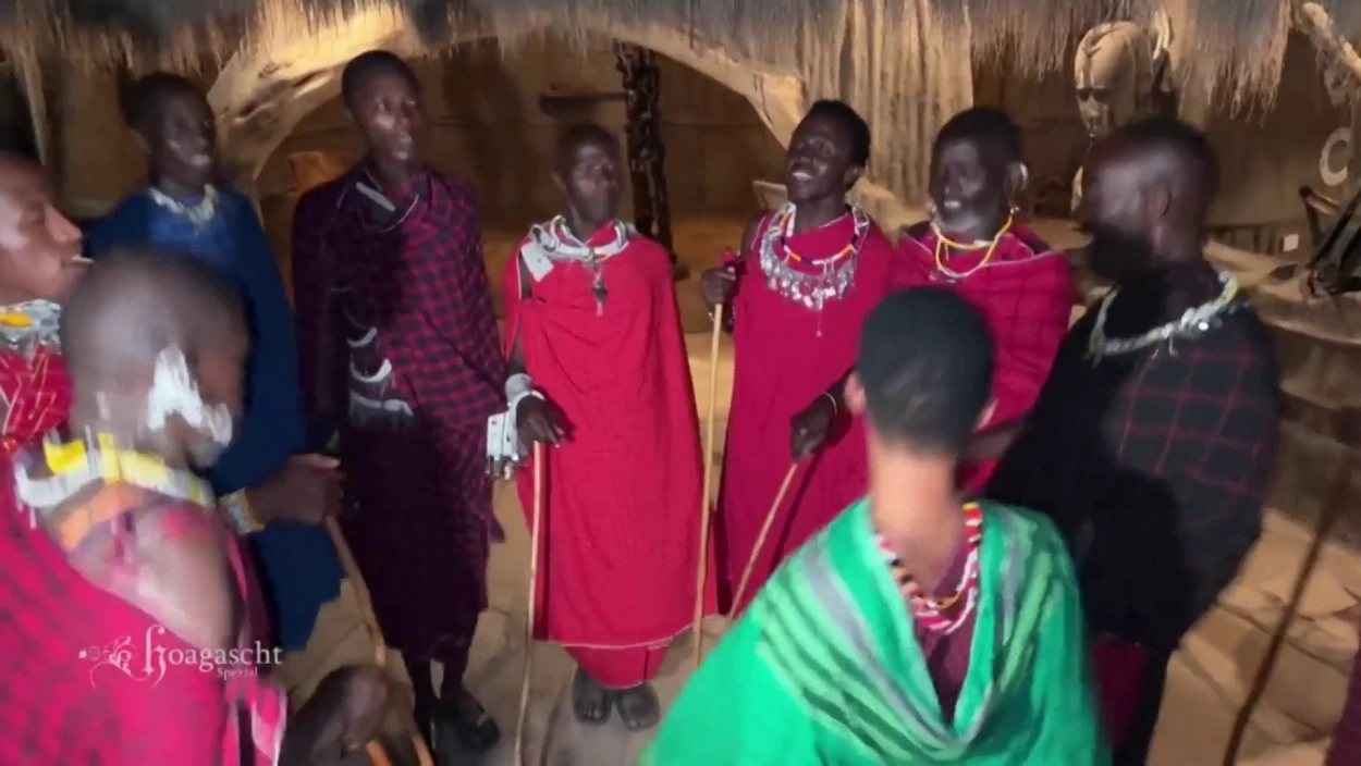Musikalischer Austausch zwischen Volksmusikanten und Massai