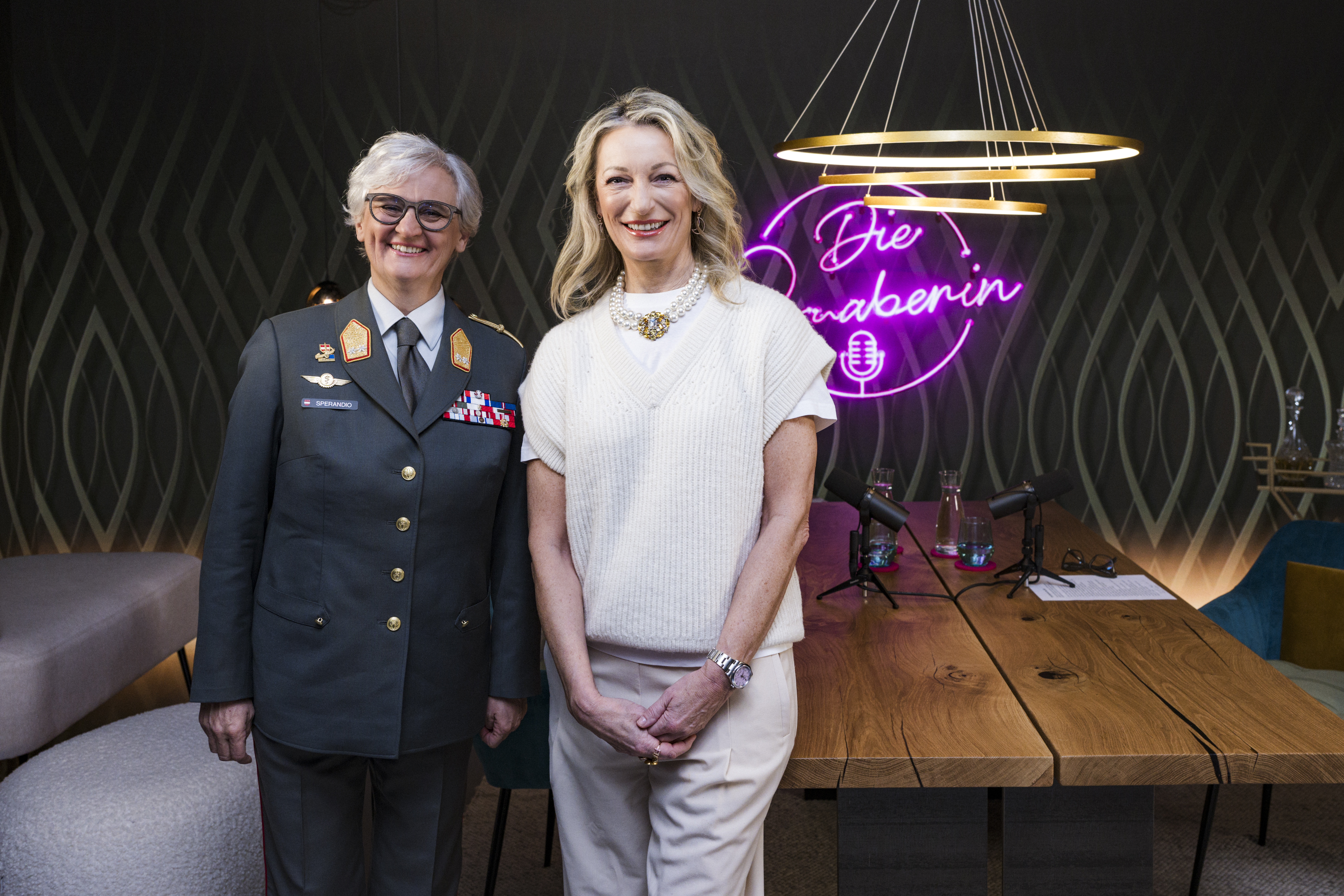 Mit Monika Gruber und Frau Generalmajor Sylvia Sperandio