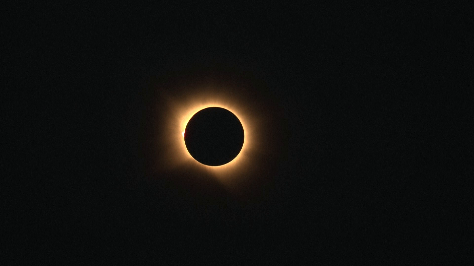 Menschen feiern Sonnenfinsternis | Servus Nachrichten in 90 Sekunden