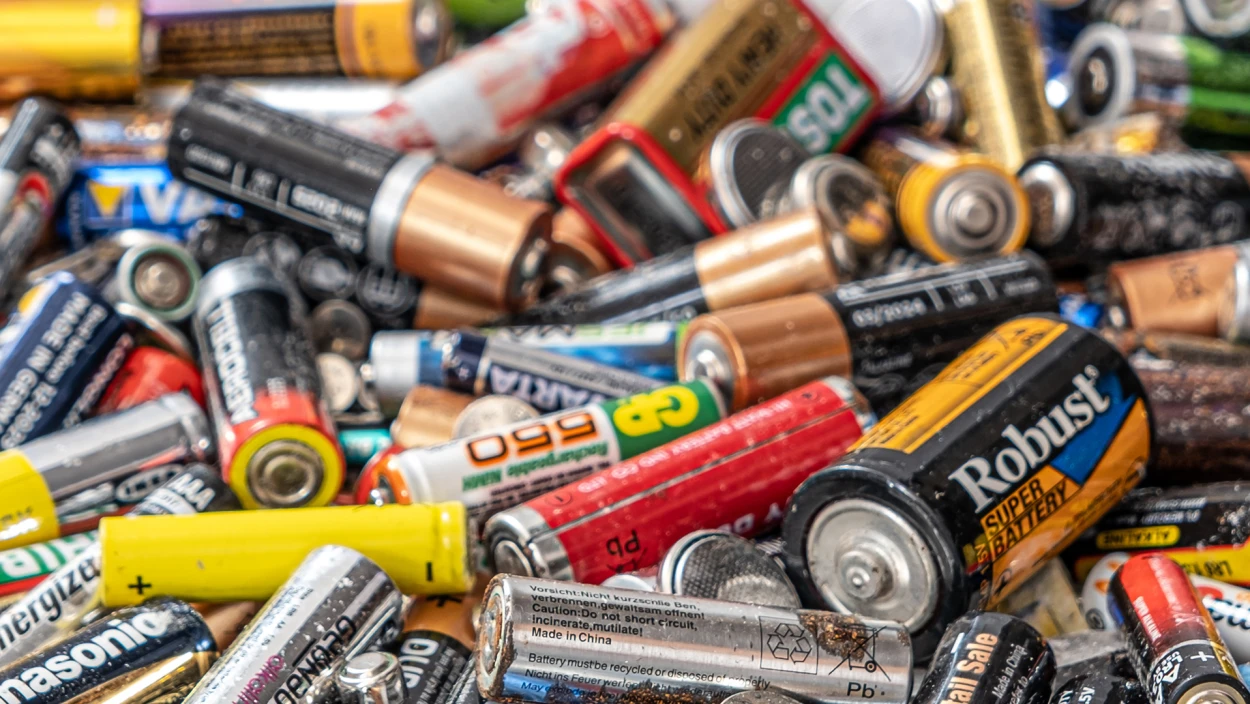 Wie falsche Akku-Entsorgung Brände verursacht