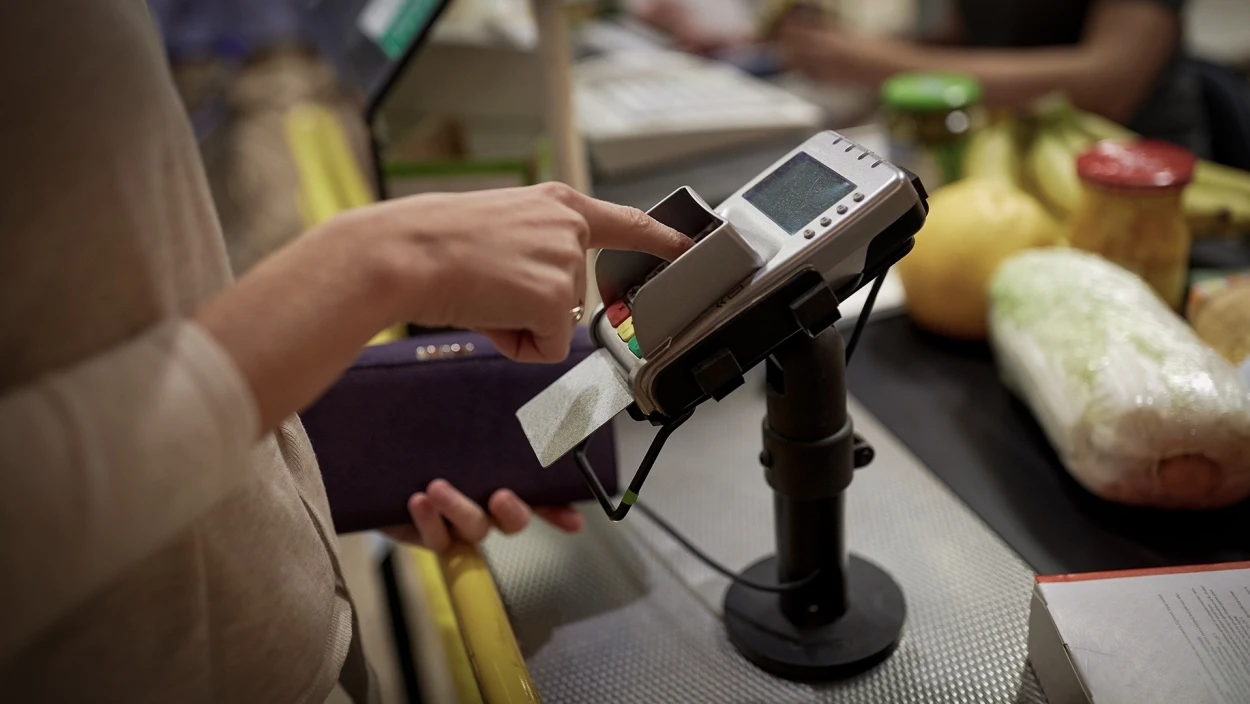 Fiese Masche: Täter erspähen PIN-Code und stehlen Bankomatkarte