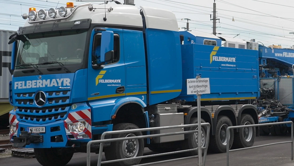 Schwertransport nach Pichling: Präzisionsarbeit beim Trafo-Transport 