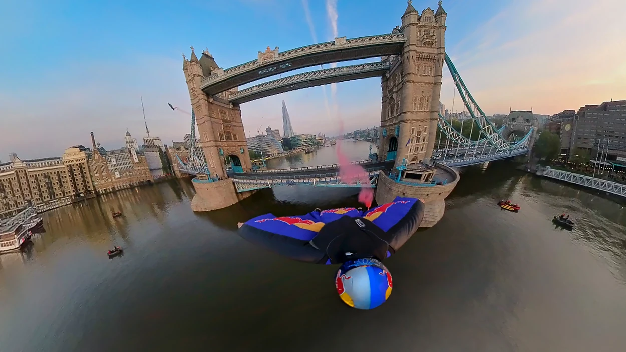 Spektakuläre Flugshow: Mit dem Wingsuit durch die Tower Bridge
