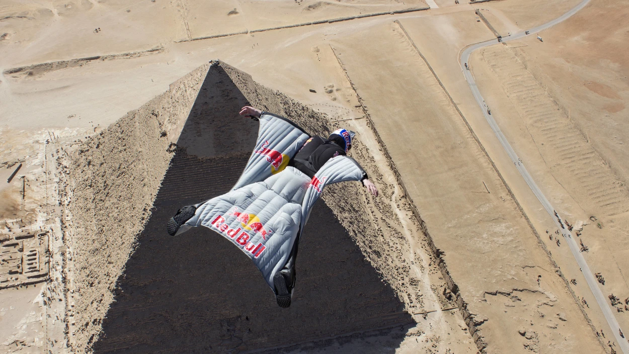 Flying the Pyramids: BASE-Jumping am Himmel über Gizeh