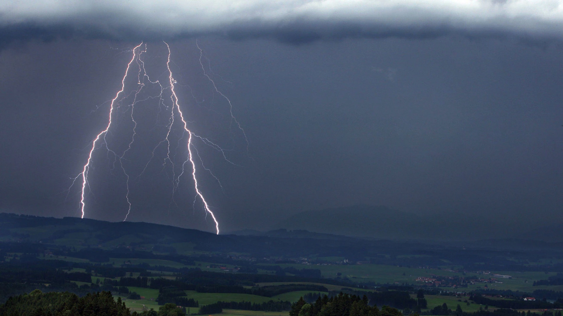Feucht-warme Luftmassen erhöhen Unwettergefahr in Österreich ab Mittwoch