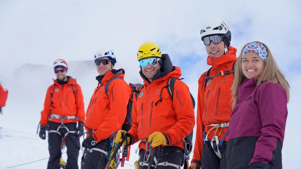 Bergretter und Lawinenhunde im Alarmeinsatz