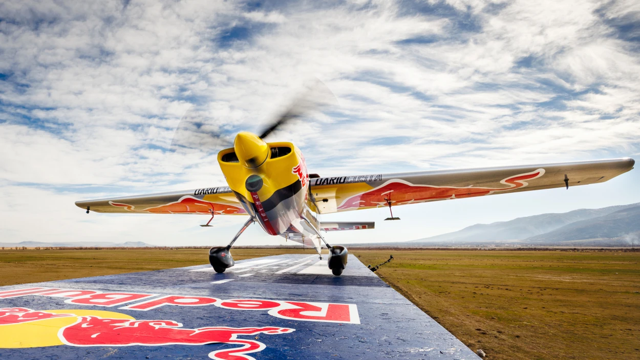 Stunt in der Luft: Dario Costa landet auf einem fahrenden Zug